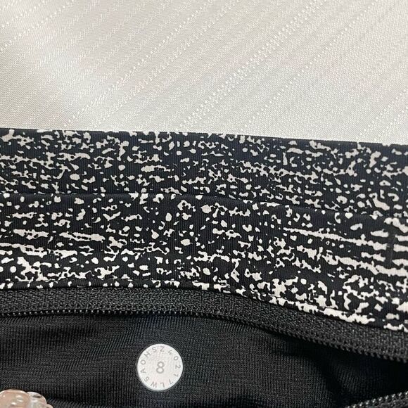 Lululemon Leggings Women’s Pace Perfect 7/8 Black/White Compression Running Sz 8 - Picture 9 of 9